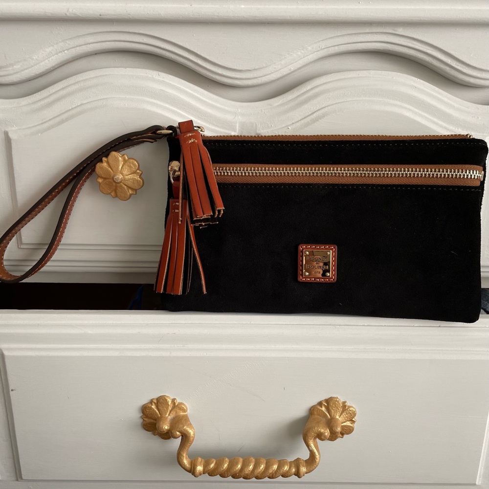 Large Dooney & Bourke Wristlet ~ Black 🖤 Suede